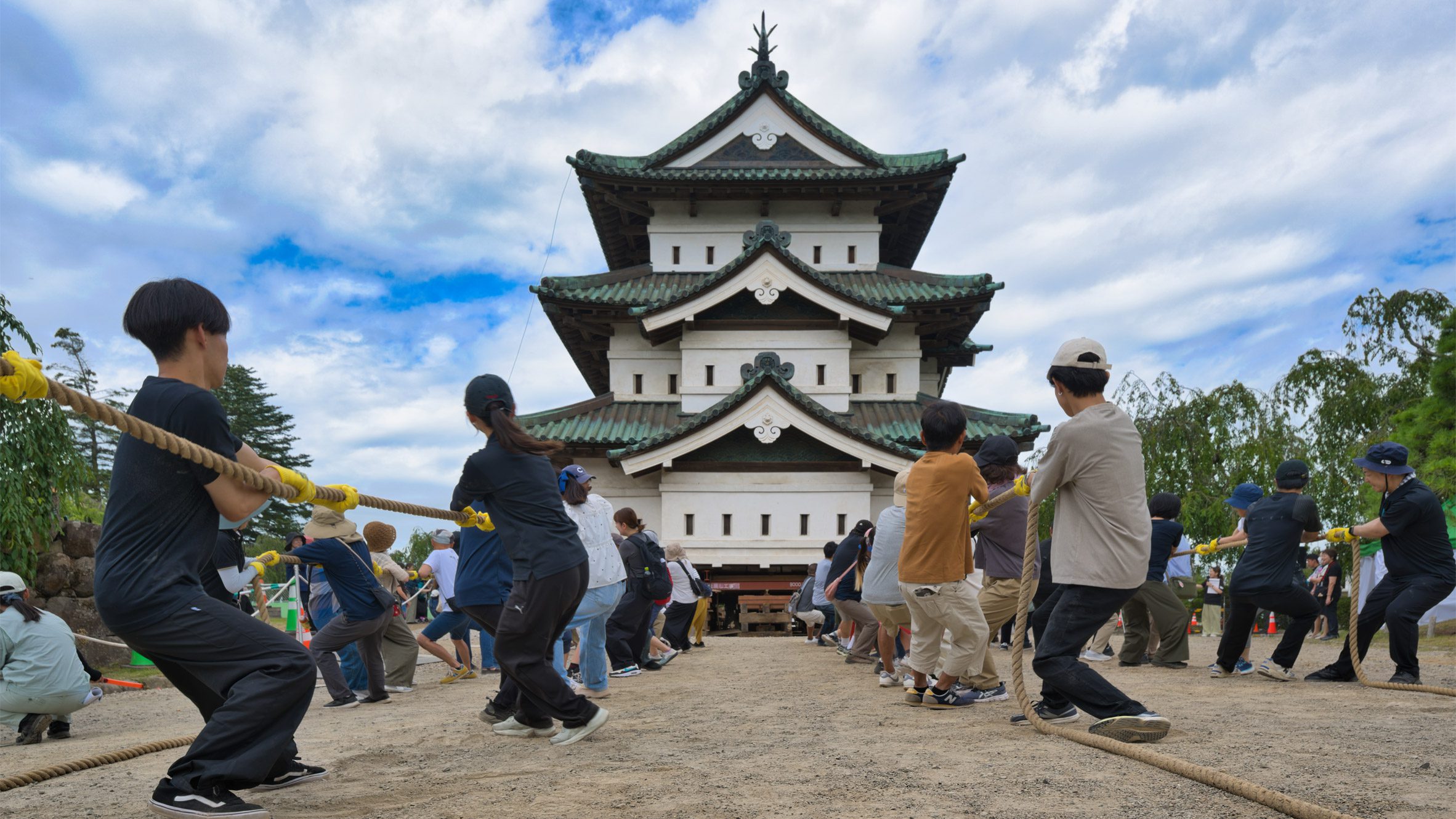 Hirosaki Kalesi'nin Tarihi Kulesi Gönüllüler Tarafından Yerine Taşınıyor