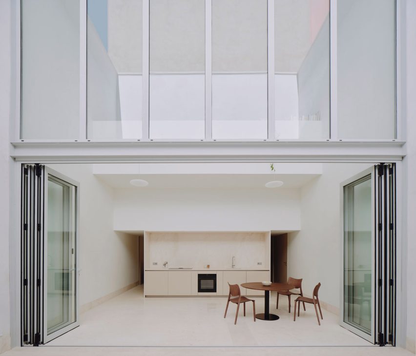 View of white home interior by Iterare Arquitectos