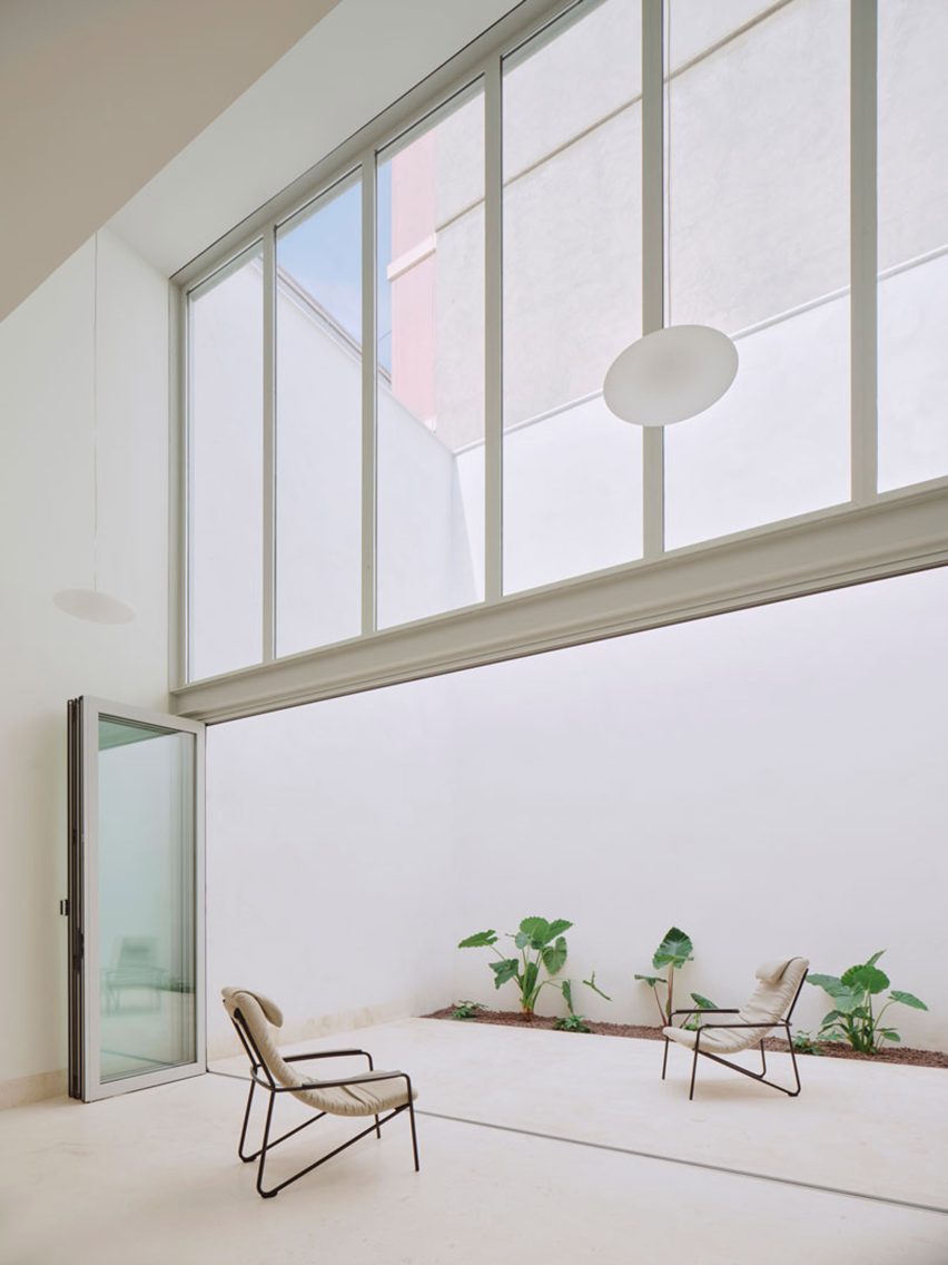 View of external patio at white home by Iterare Arquitectos
