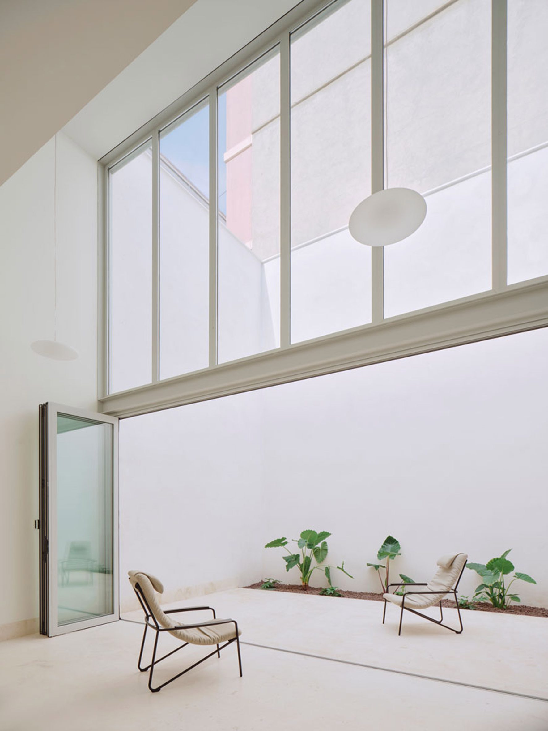 View of external patio at white home by Iterare Arquitectos