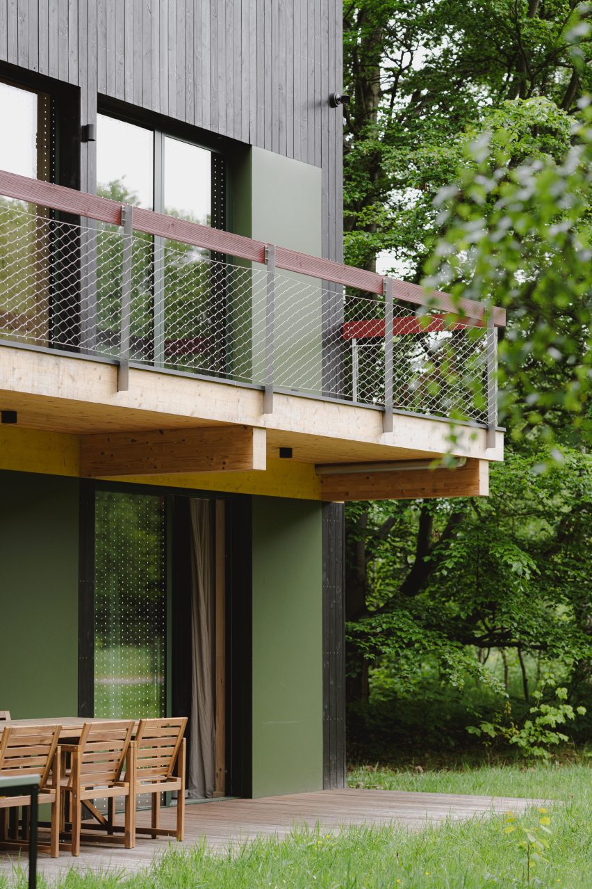 Exterior view of timber-clad cabin by Kuba Woźniczka