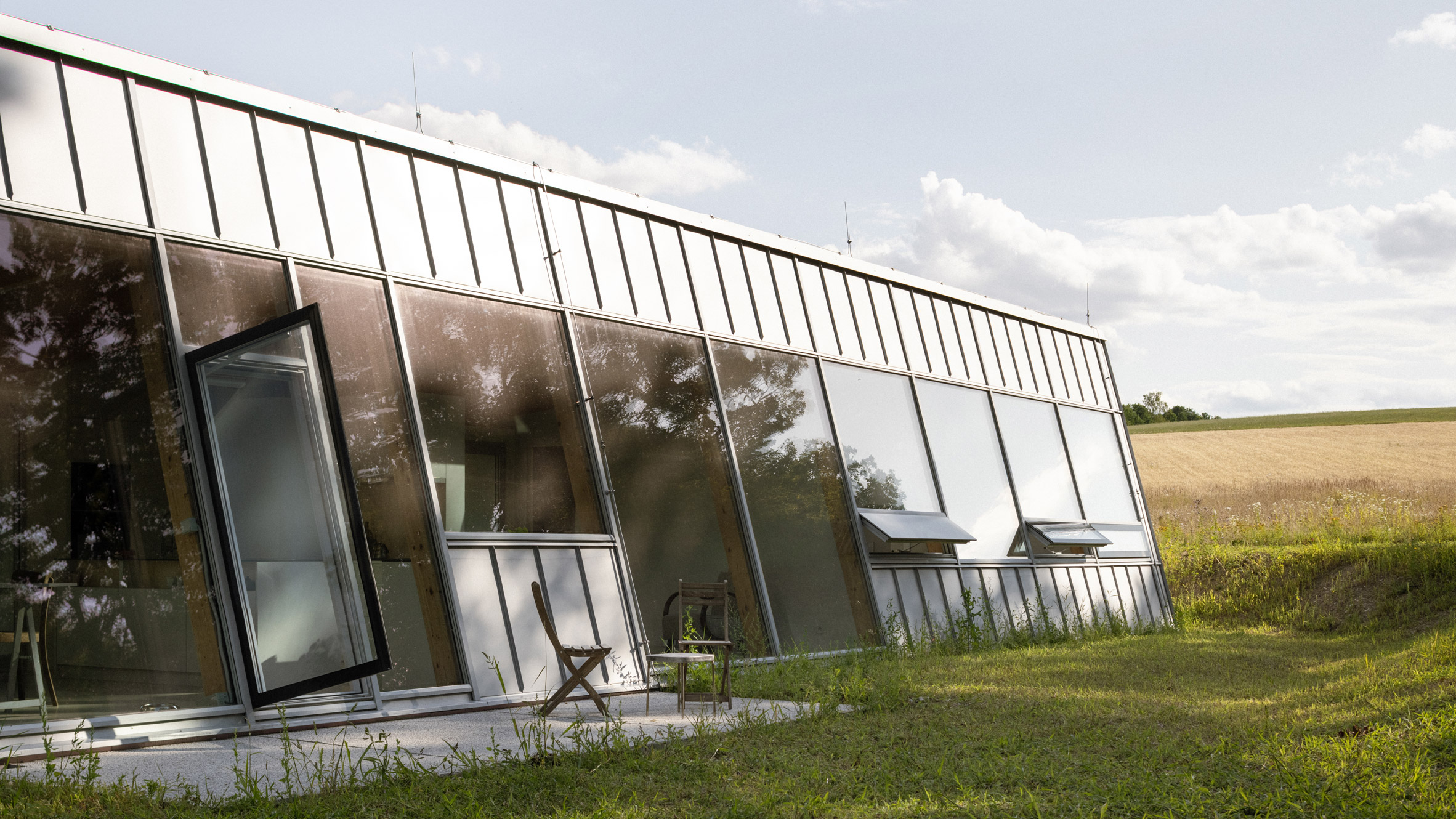 https://static.dezeen.com/uploads/2026/08/modular-home-with-sloping-facade-papundekl-architects-hero_dezeen_2364_col_0.jpg