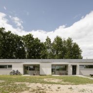 Modular home with sloping facade by Papundekl Architects