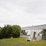 Modular home with sloping facade by Papundekl Architects