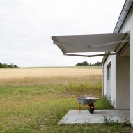 Modular home with sloping facade by Papundekl Architects