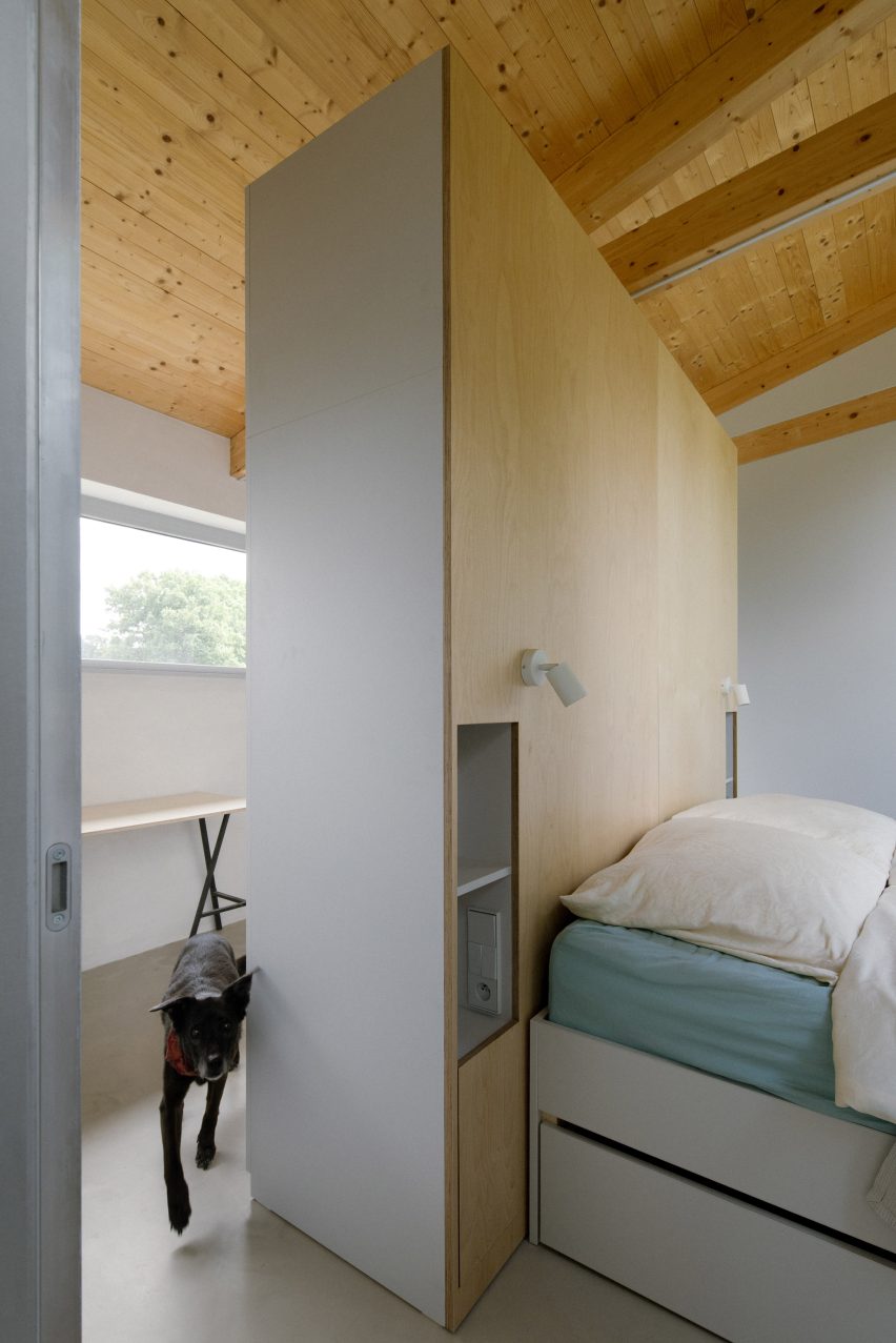 Bedroom interior at Modular home by Papundekl Architects