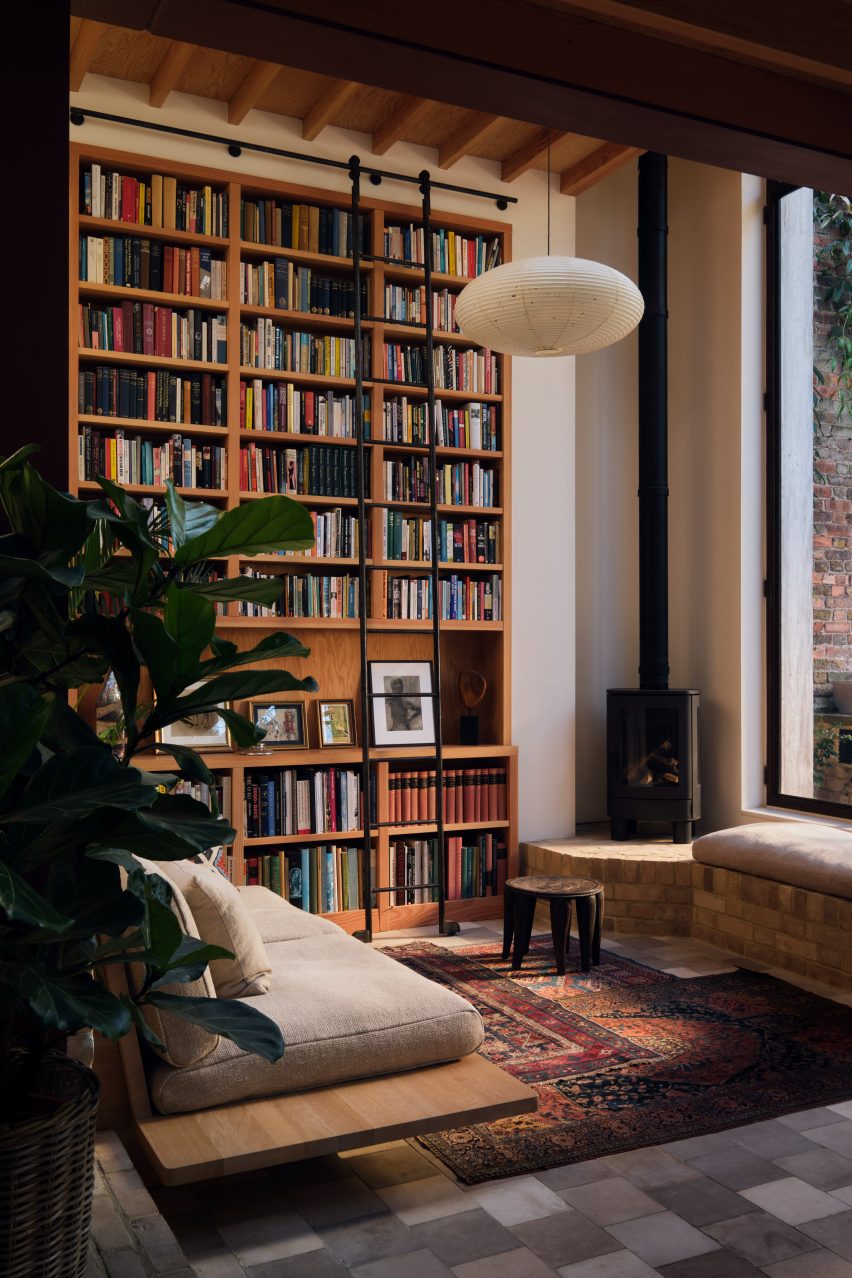 Library at London home by Mosley Thorold