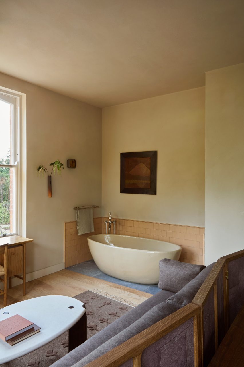 Bedroom with bathtub in it