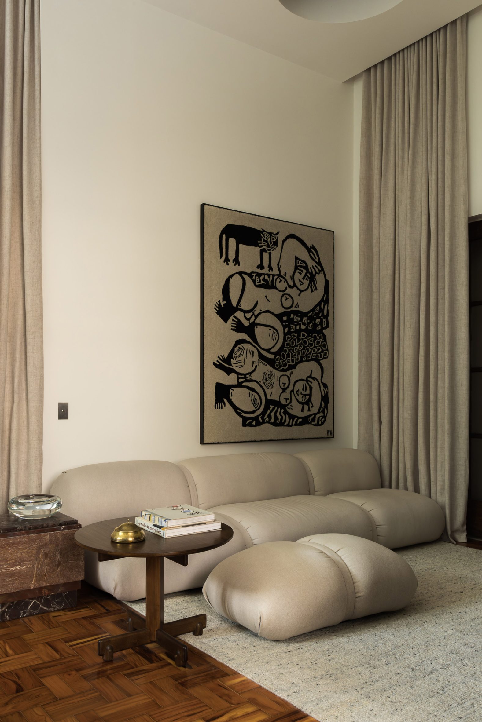 A studio apartment featuring a sofa by Guilherme Wentz