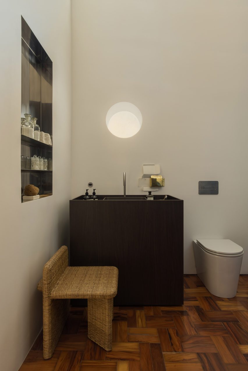 Minimalist details in a bathroom