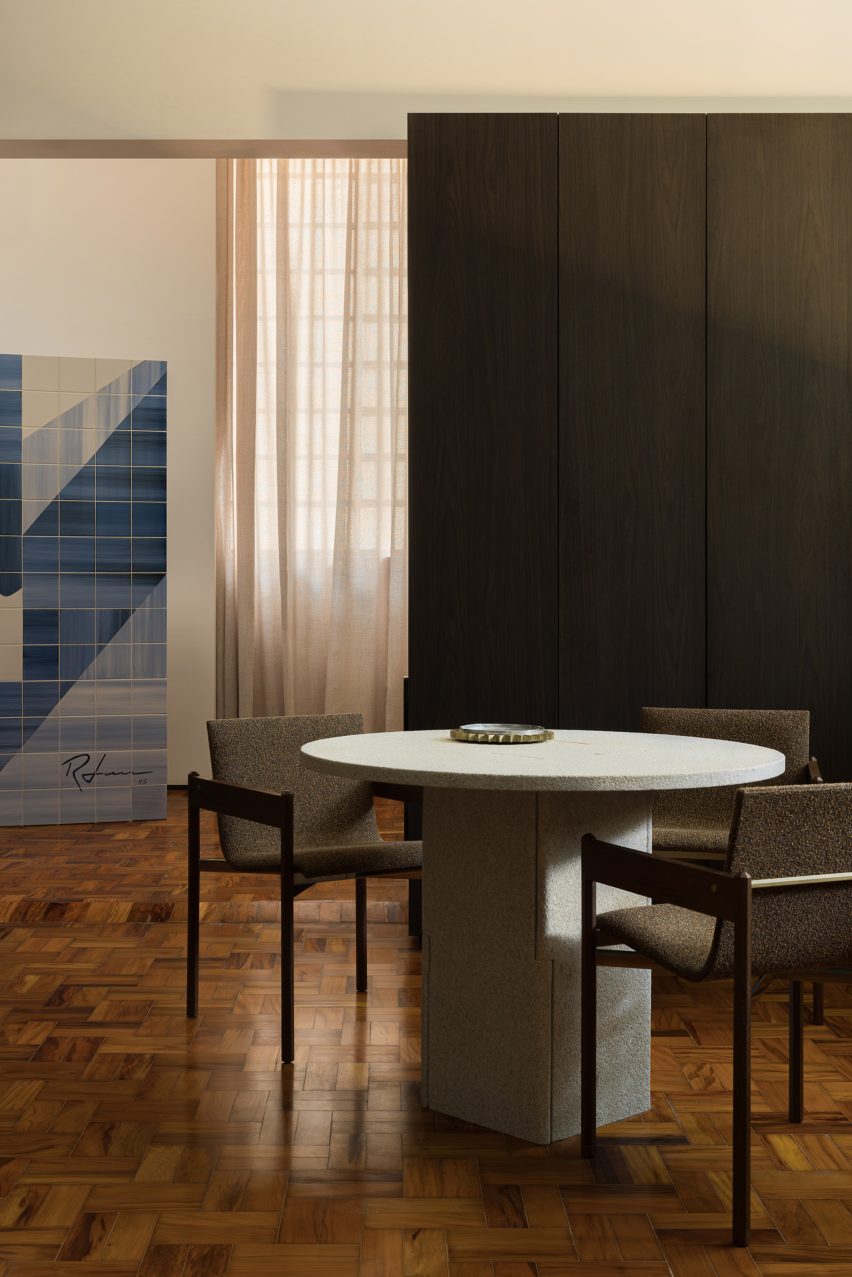 An Encaixe table by Guillerme Wentz is surrounded by Veadeiros chairs from Mobília Puro