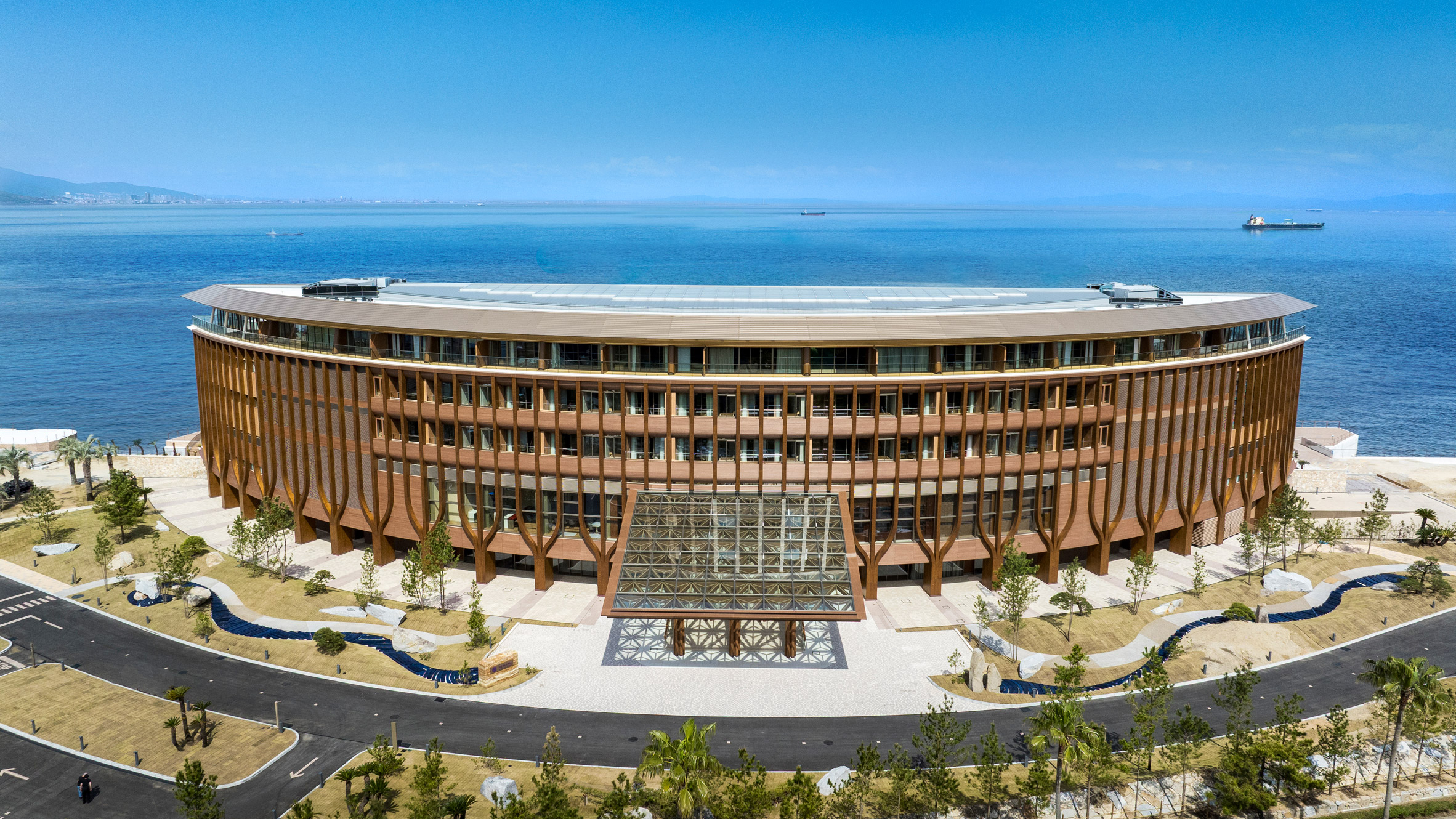 https://static.dezeen.com/uploads/2026/08/shigeru-ban-hotel-pasona-awaji-island-2_dezeen_2364_hero_14.jpg