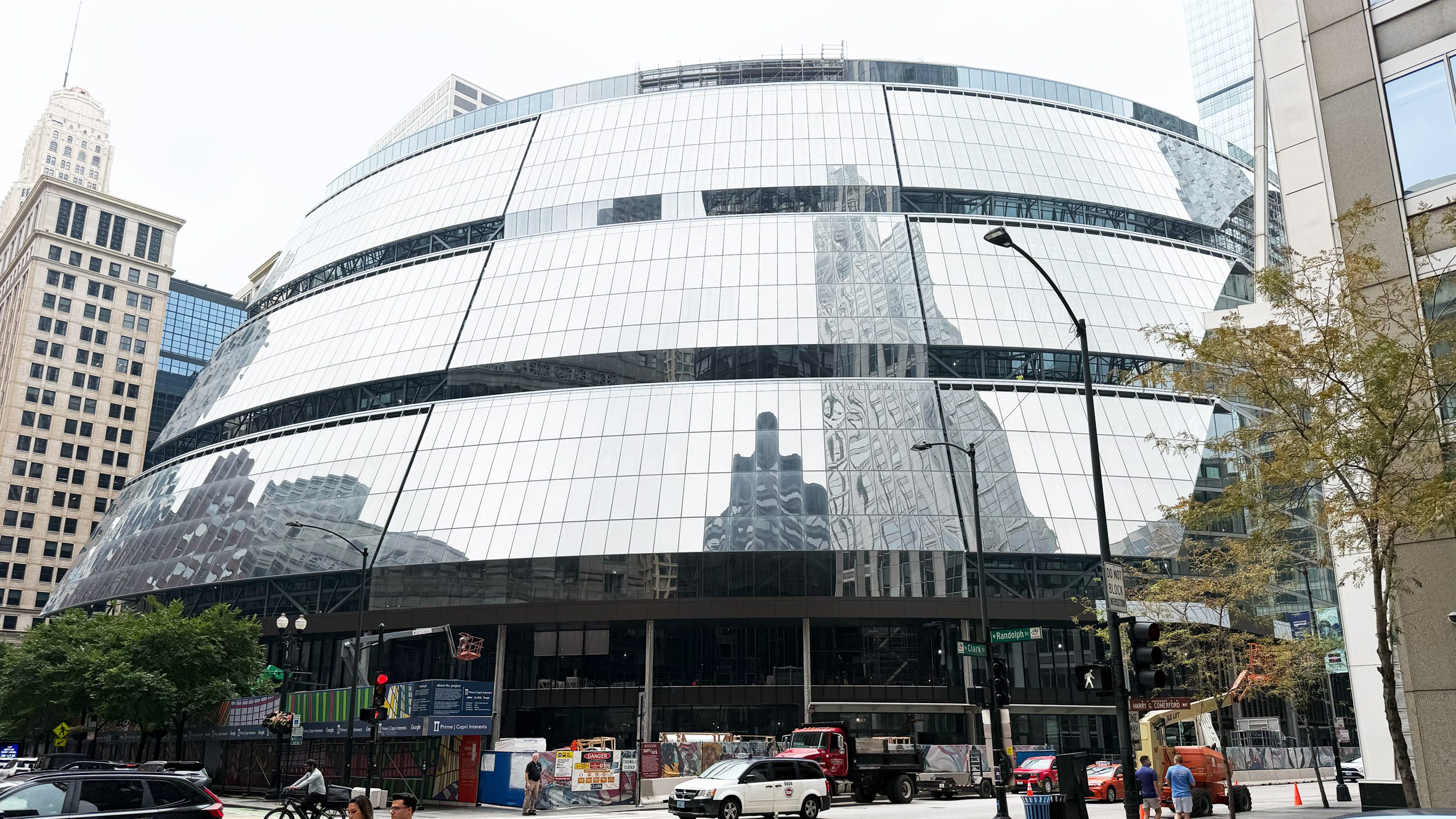 https://static.dezeen.com/uploads/2026/08/thompson-center-google-jahn-chicago-new-facade_dezeen_2364_col_0.jpg