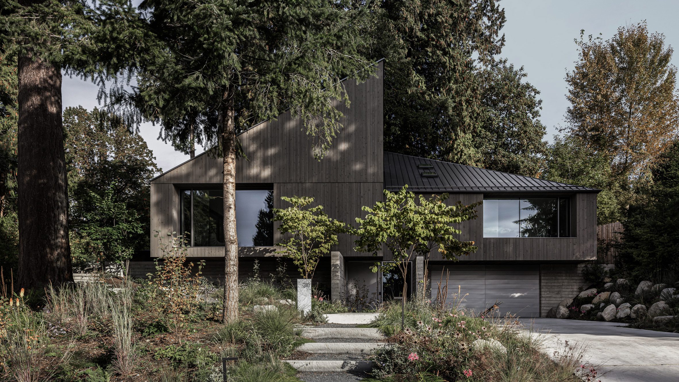 https://static.dezeen.com/uploads/2026/08/twin-peaks-house-leckie-studio-vancouver_dezeen_2364_hero.jpg