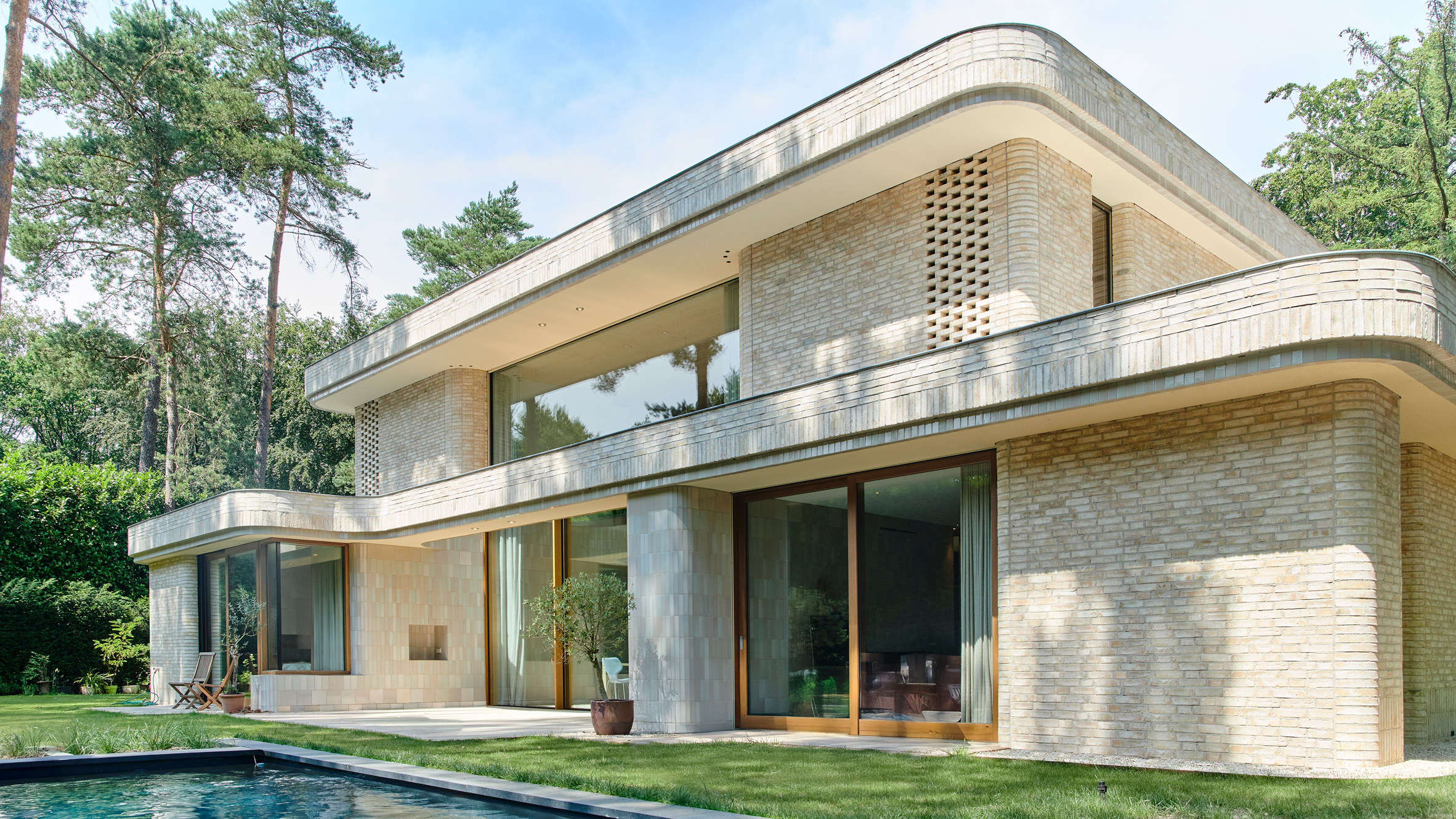 Jeroen Spee Architecten поместил дом из светлого кирпича в голландский лес