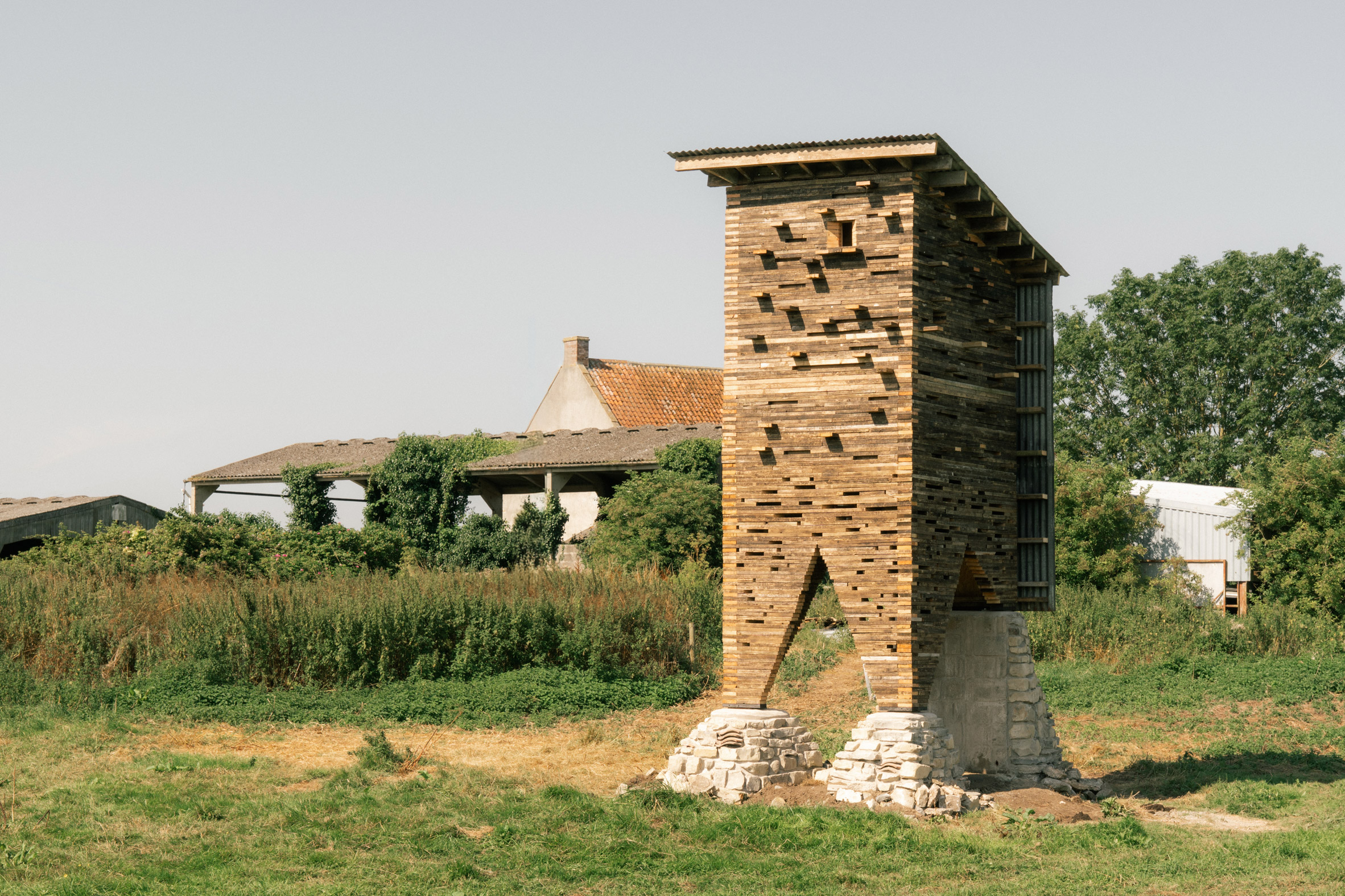 https://static.dezeen.com/uploads/2026/08/wildlife-tower-reclaimed-honeygar-farm-somerset-pearce_dezeen_2364_col_15.jpg