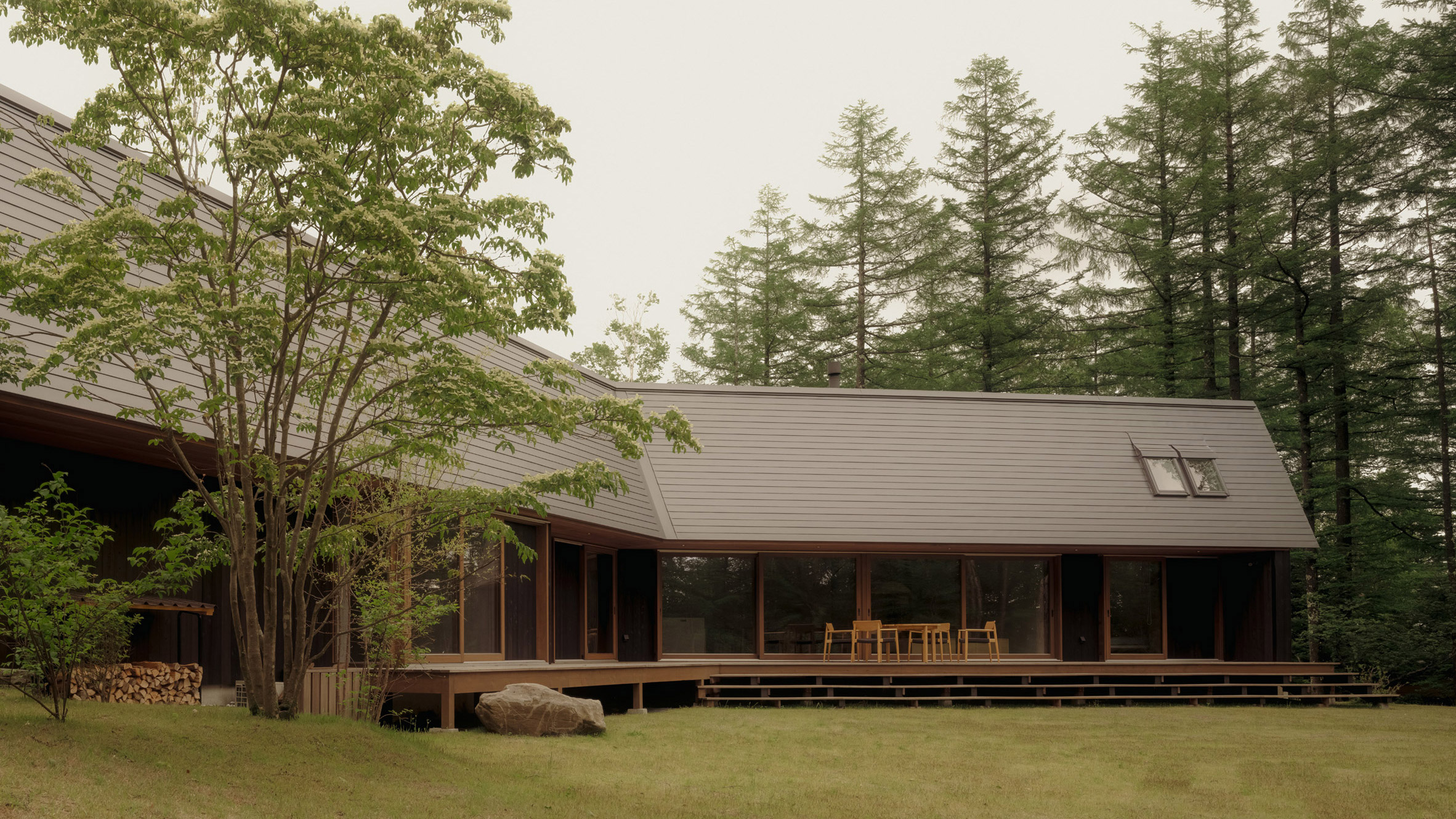 Keiji Ashizawa clads House in Yatsugatake in charred cedar