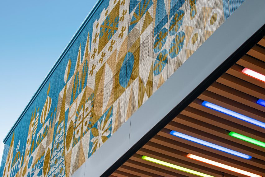Kriskadecor metal facade chain system