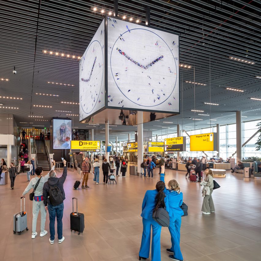 Real Time Schiphol People's Clock by Maarten Baas