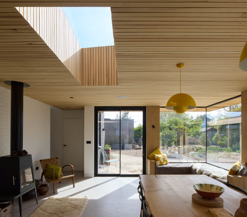Dining room with glazed corner