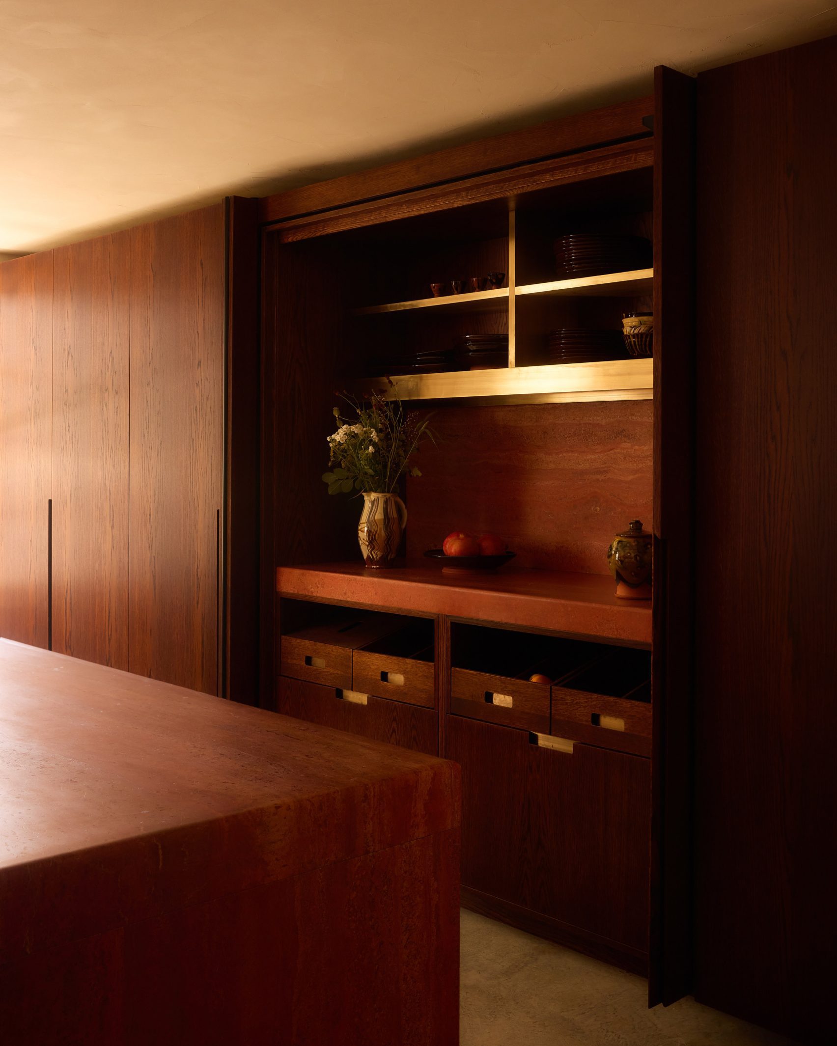 Anam Design Studio adds club-like dining room to English home