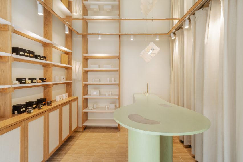 Mirrored showroom in Seoul
