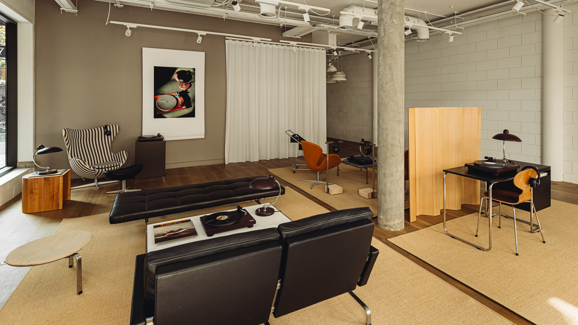Fritz Hansen Sound Club 展厅中的家具、酒红色台灯与 Technics 唱机