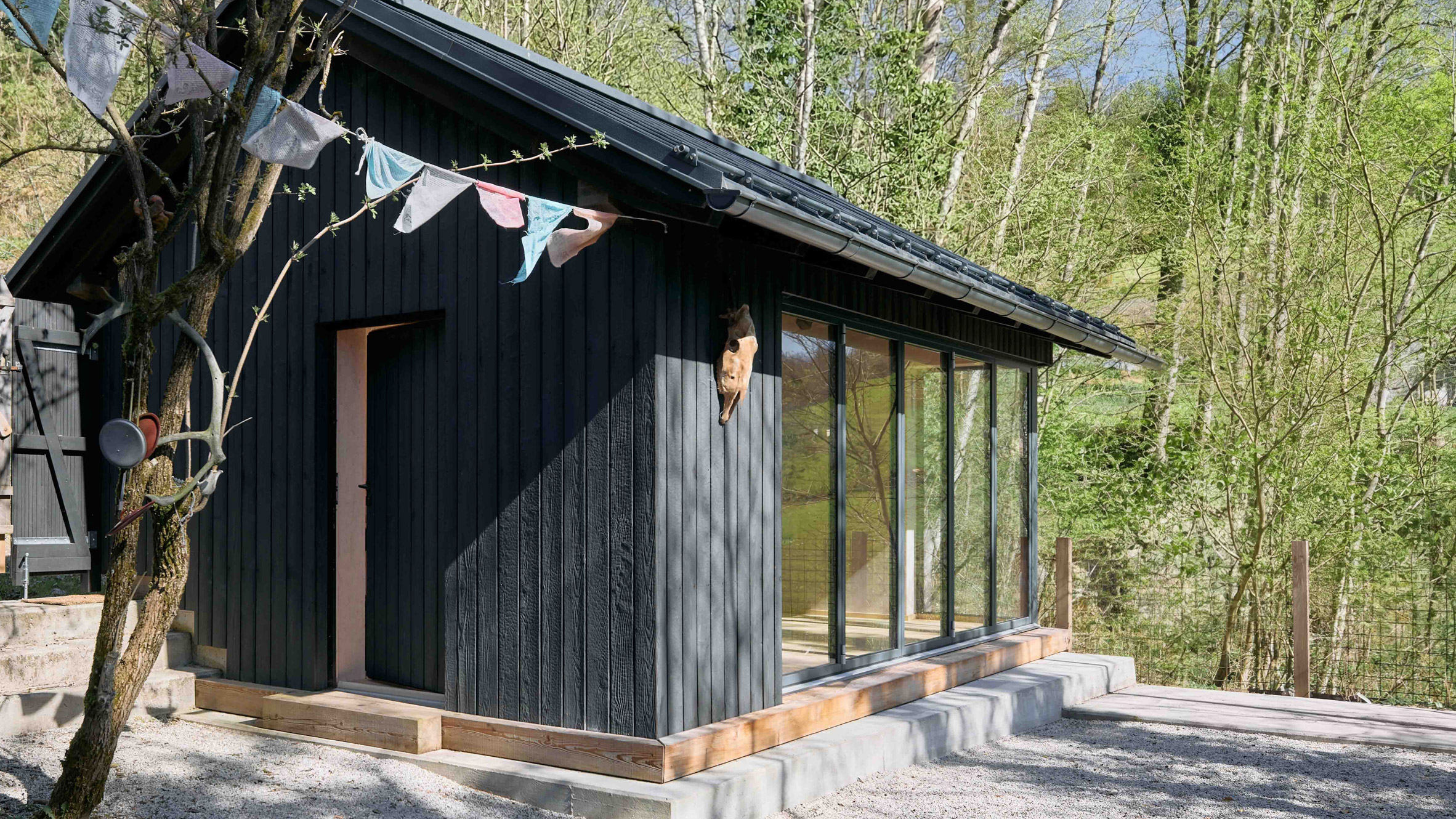 https://static.dezeen.com/uploads/2026/09/lechner-lechner-architects-charred-timber-annexe-austrian-home-hero_dezeen_2364_col_1.jpg