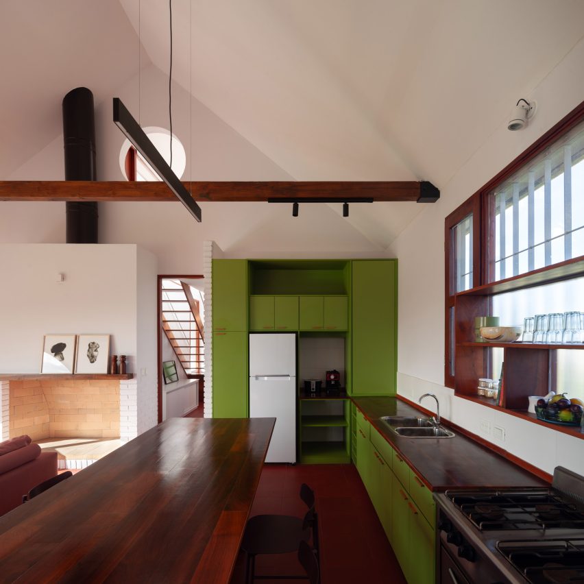 Kitchen in a house in Argentina by Prim Estudio