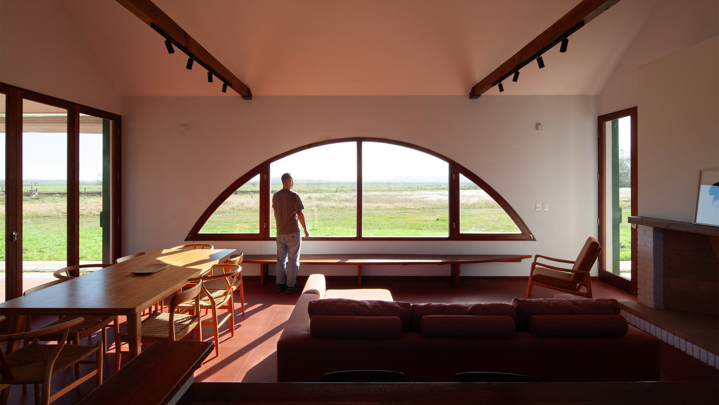 Prim Estudio designs low-slung house in Argentinian countryside