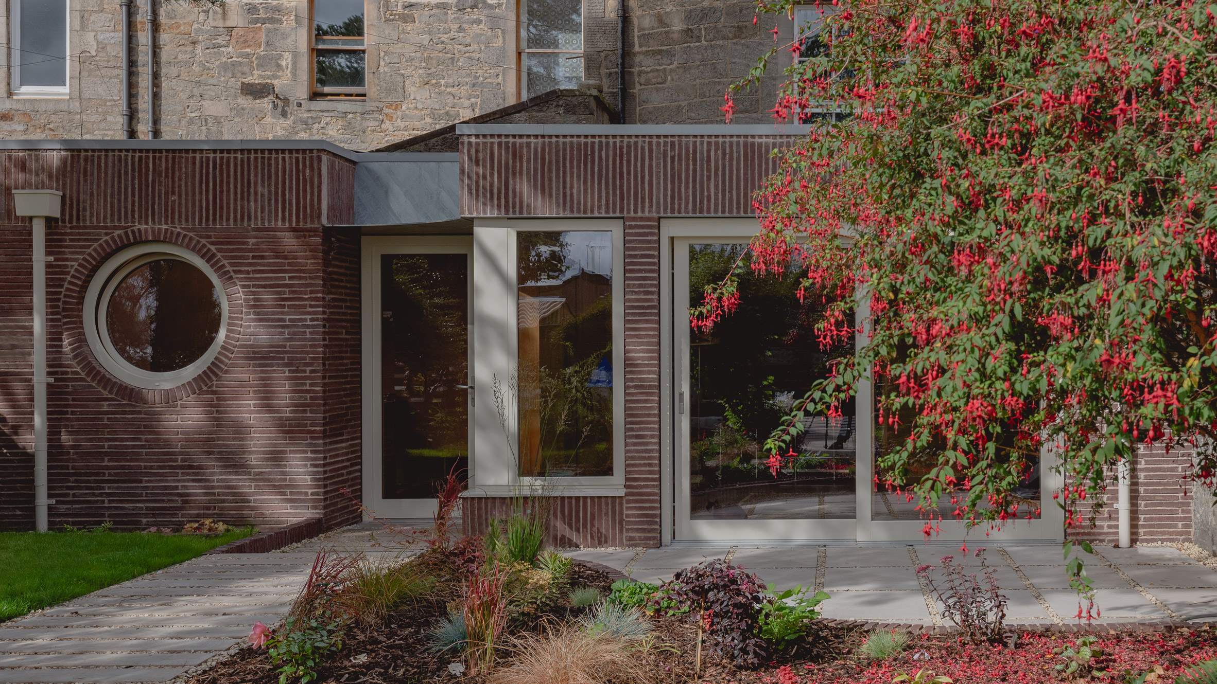 https://static.dezeen.com/uploads/2026/09/pend-newhaven-townhouse-skinny-extension-edinburgh-hero_dezeen_2364_col_0.jpg