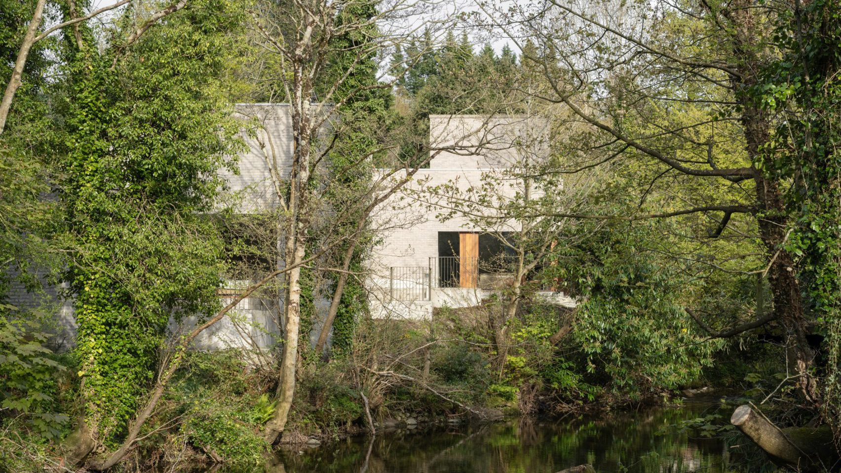Monolithic house