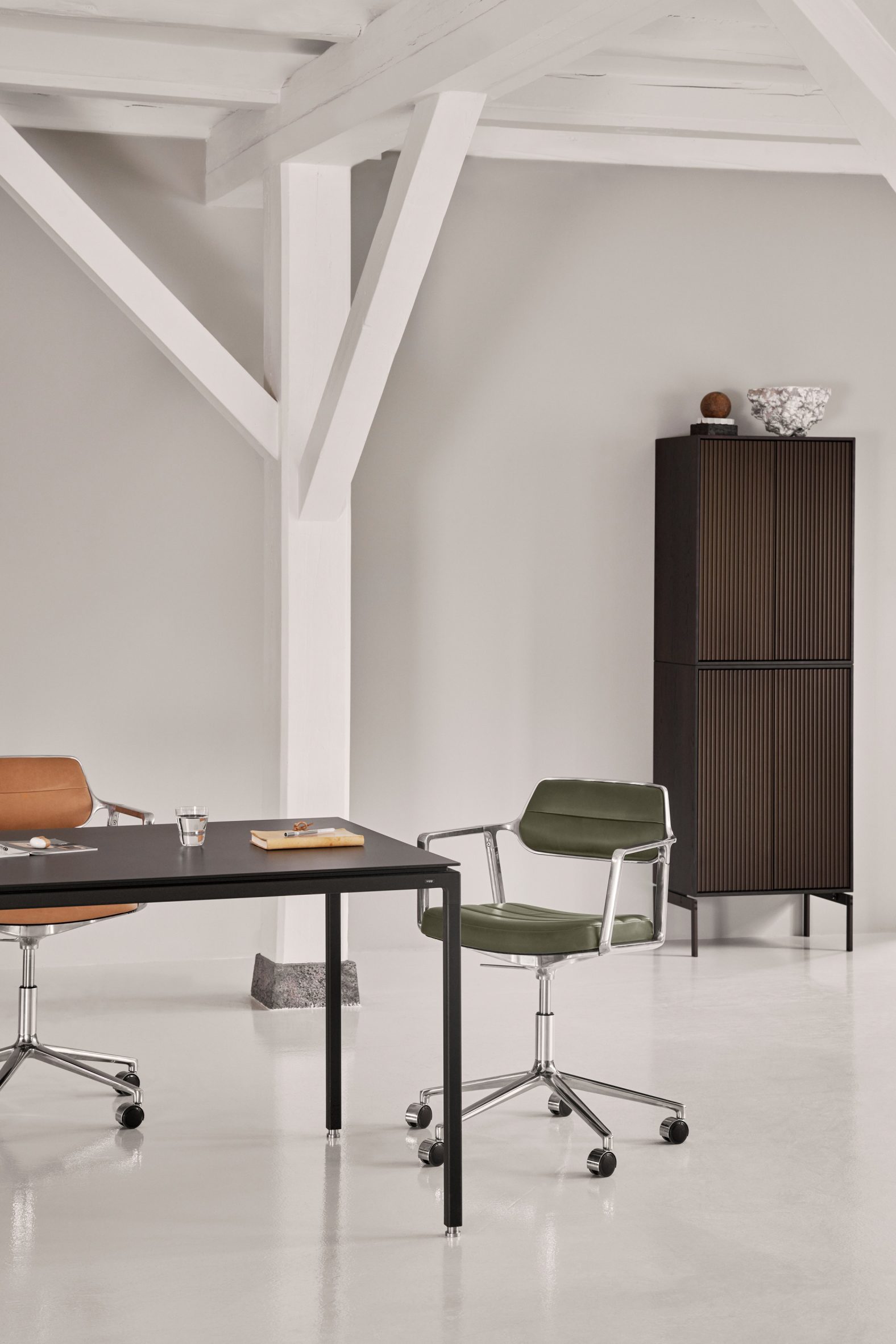 Vipp453 Swivel chair by Vipp