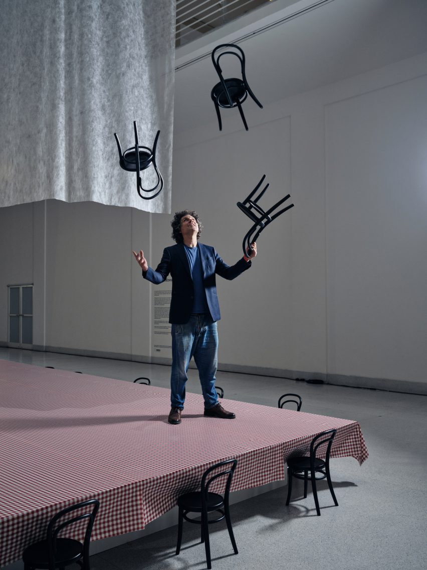 Maxim Velčovský throwing chairs