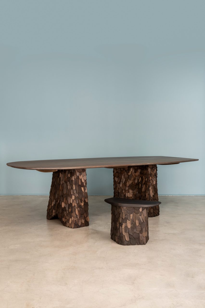 Dark-coloured shingle table