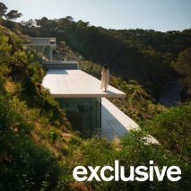 Thin concrete plane defines Ibiza villa by Fran Silvestre Arquitectos