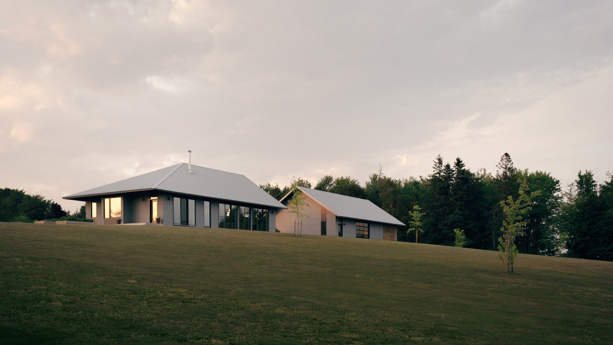 https://static.dezeen.com/uploads/2026/10/oga-chappell-residence-brodye-canada_dezeen_2364_hero.jpg