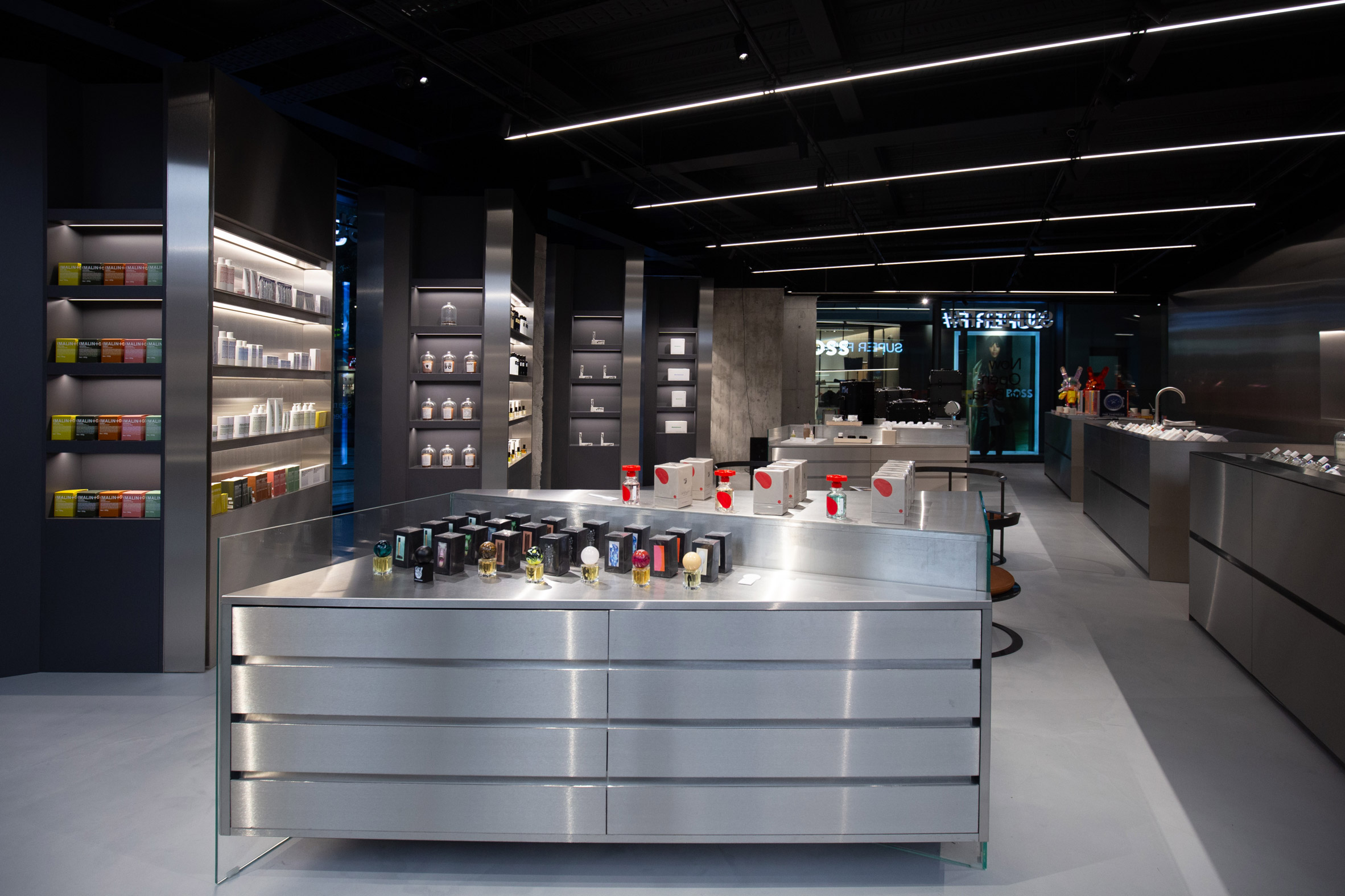 Modular grid in fashion store